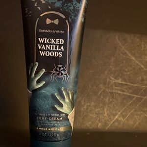 Bath & Body Works Wicked Vanilla Woods Body Cream - Black and Blue